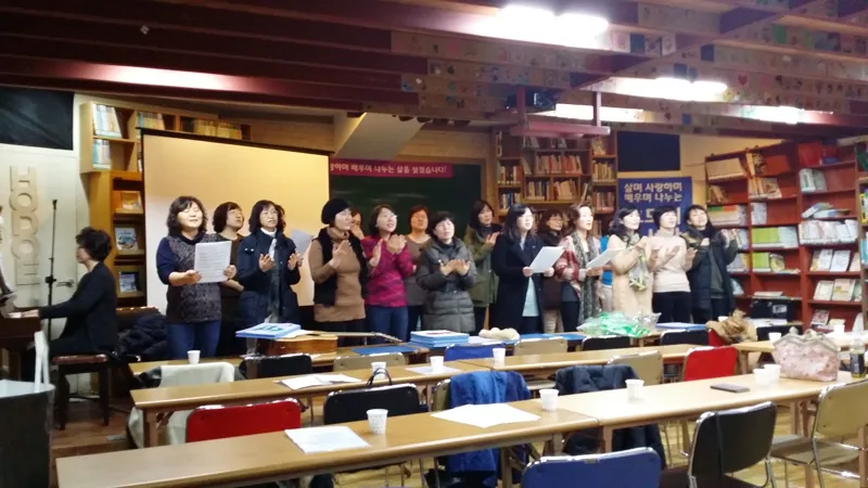 서로를 반기는 도서관