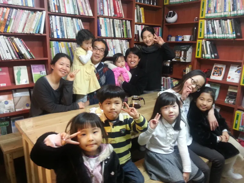 책장 사이에서 만난 웃음